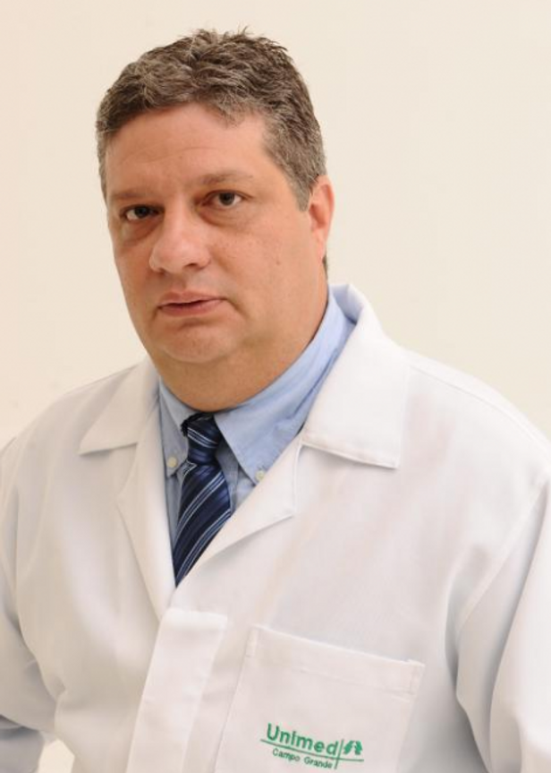 Dr. Osmar de Campos J&uacute;nior em consult&oacute;rio ortop&eacute;dico